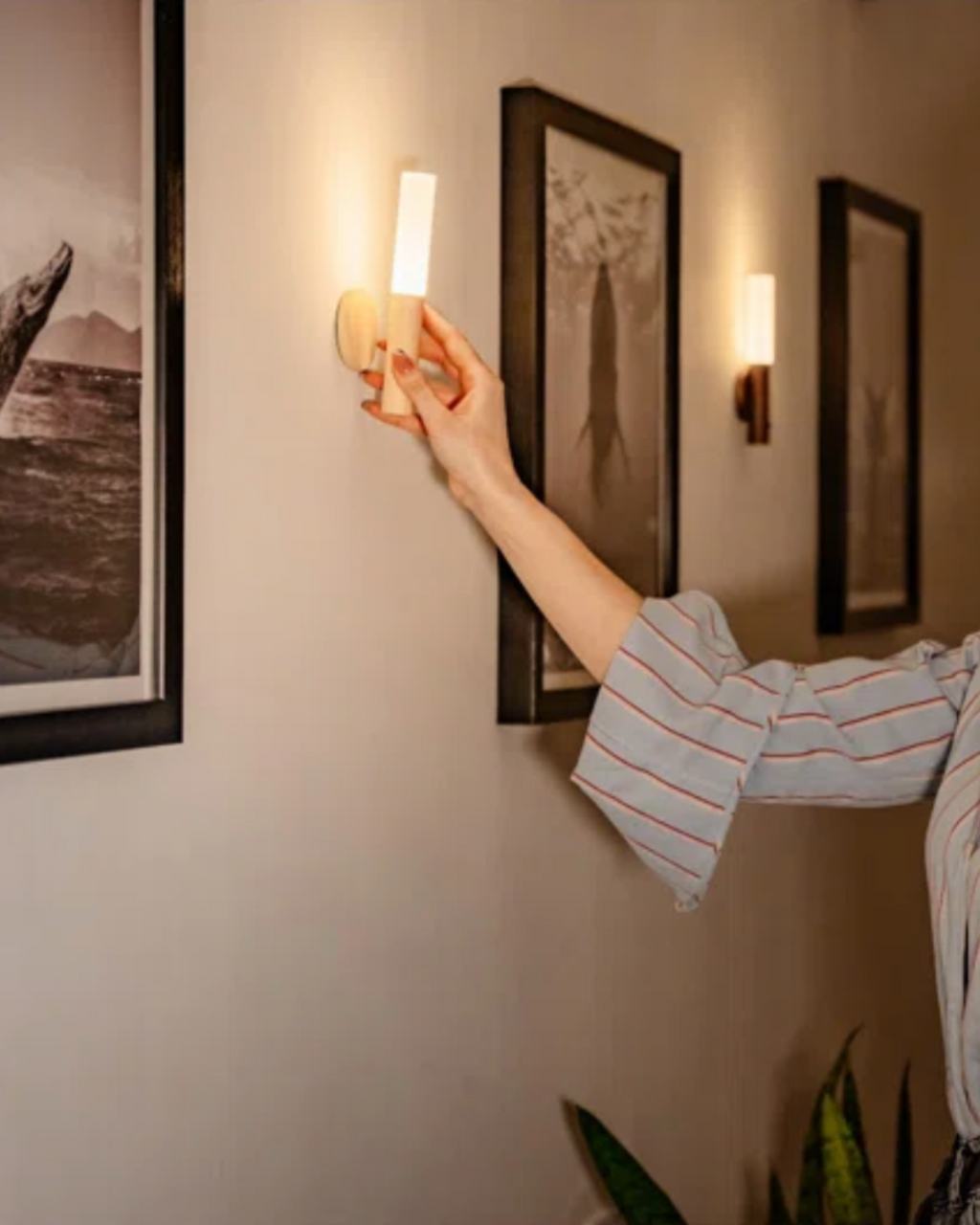 Siopsrl| Wireless Wooden Wall-Mounted Sconce