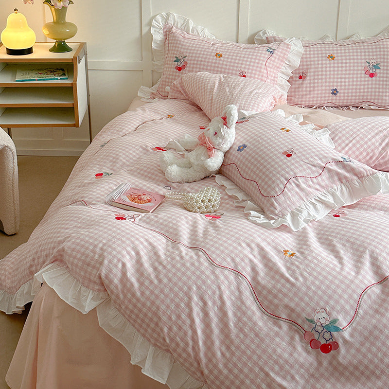 Playful cotton bedding set with ruffles and appliqués