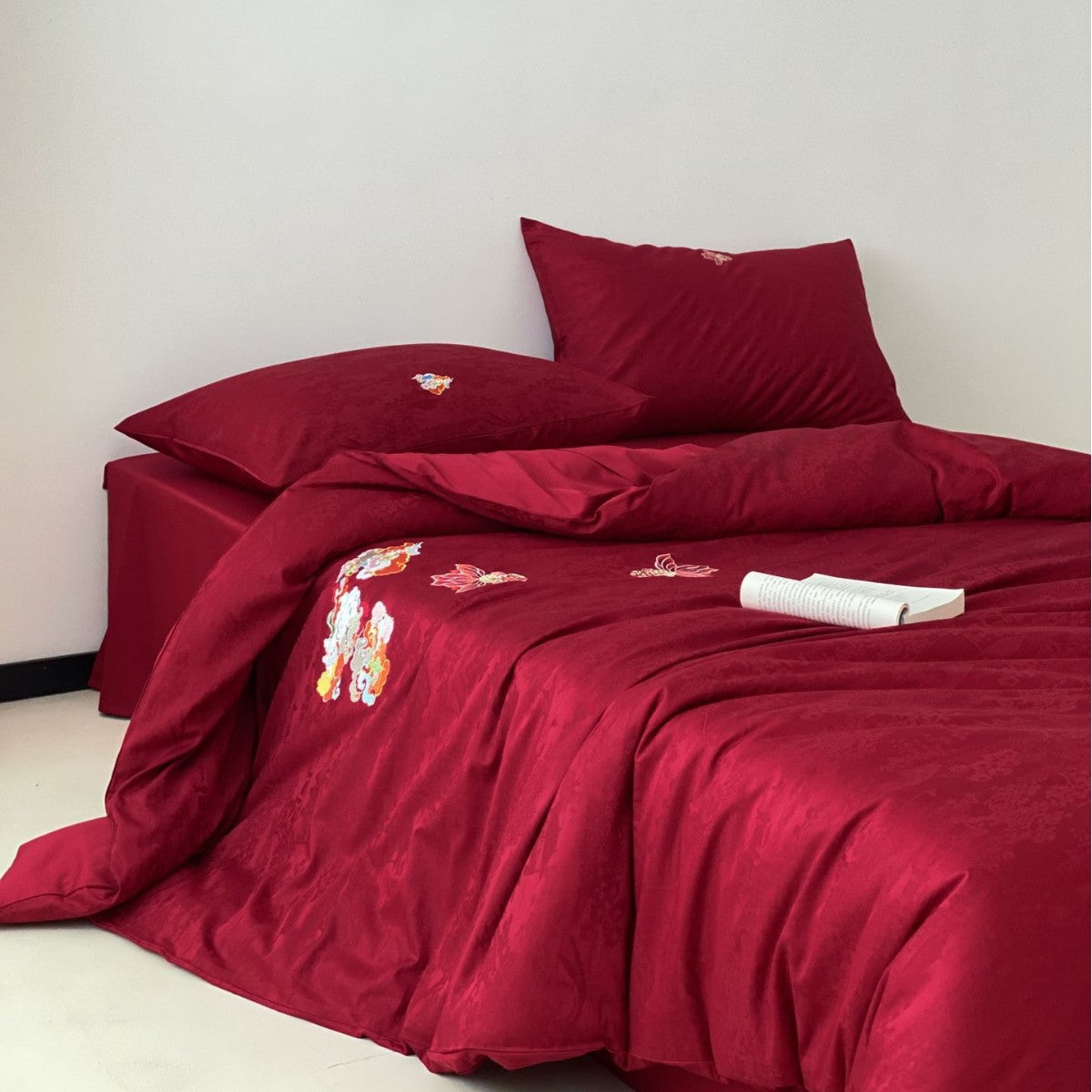 Premium bedding set made of Mako cotton satin with floral jacquard structure and embroidered applications Bowlift