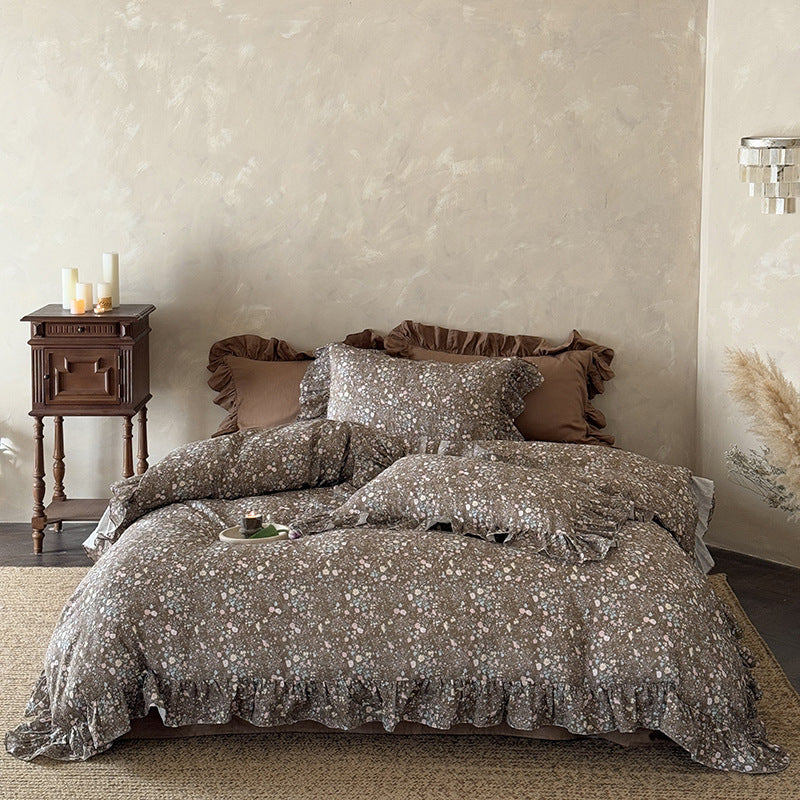Quilted duvet cover set with ruffle and delicate floral pattern