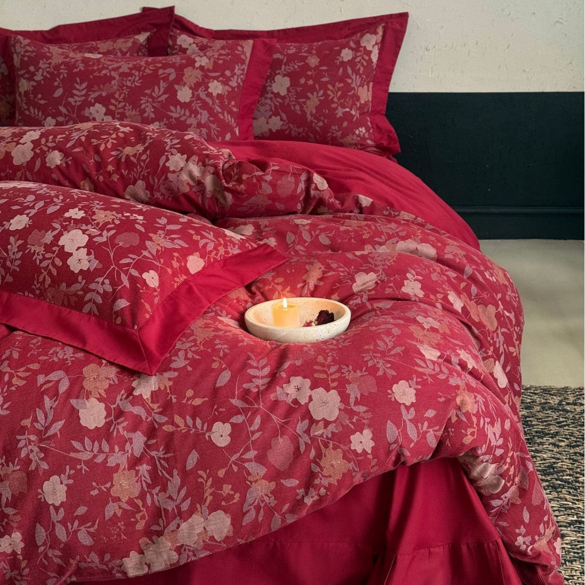 Premium bedding set made of cotton satin with floral jacquard and elegant linen edge Bowlift
