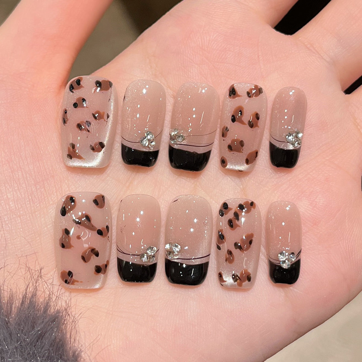 Siopsrl | Decorative Press-On Nails with Gem Accents Siopsrl