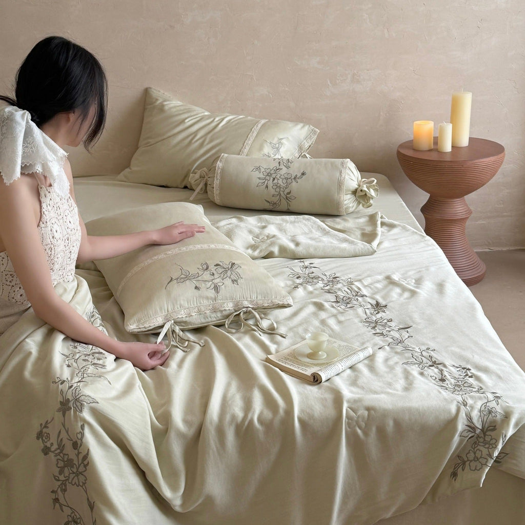 Elegant bedding set made of cotton satin with floral embroidered border and decorative roll cushion Bowlift