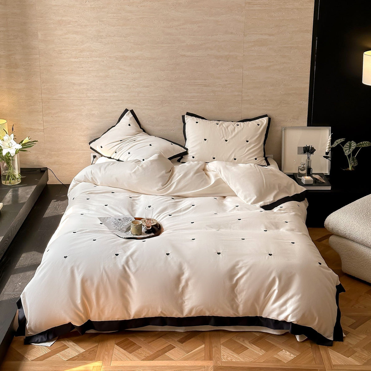 Bedding set made of cotton satin with mini heart embroidery and contrast piping Bowlift