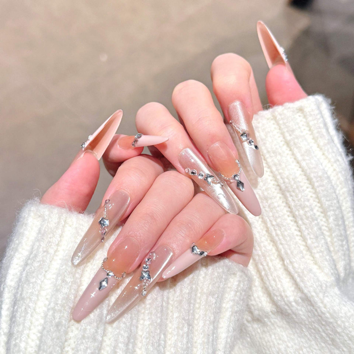 Siopsrl | Decorative Press-On Nails with Gem Accents Siopsrl