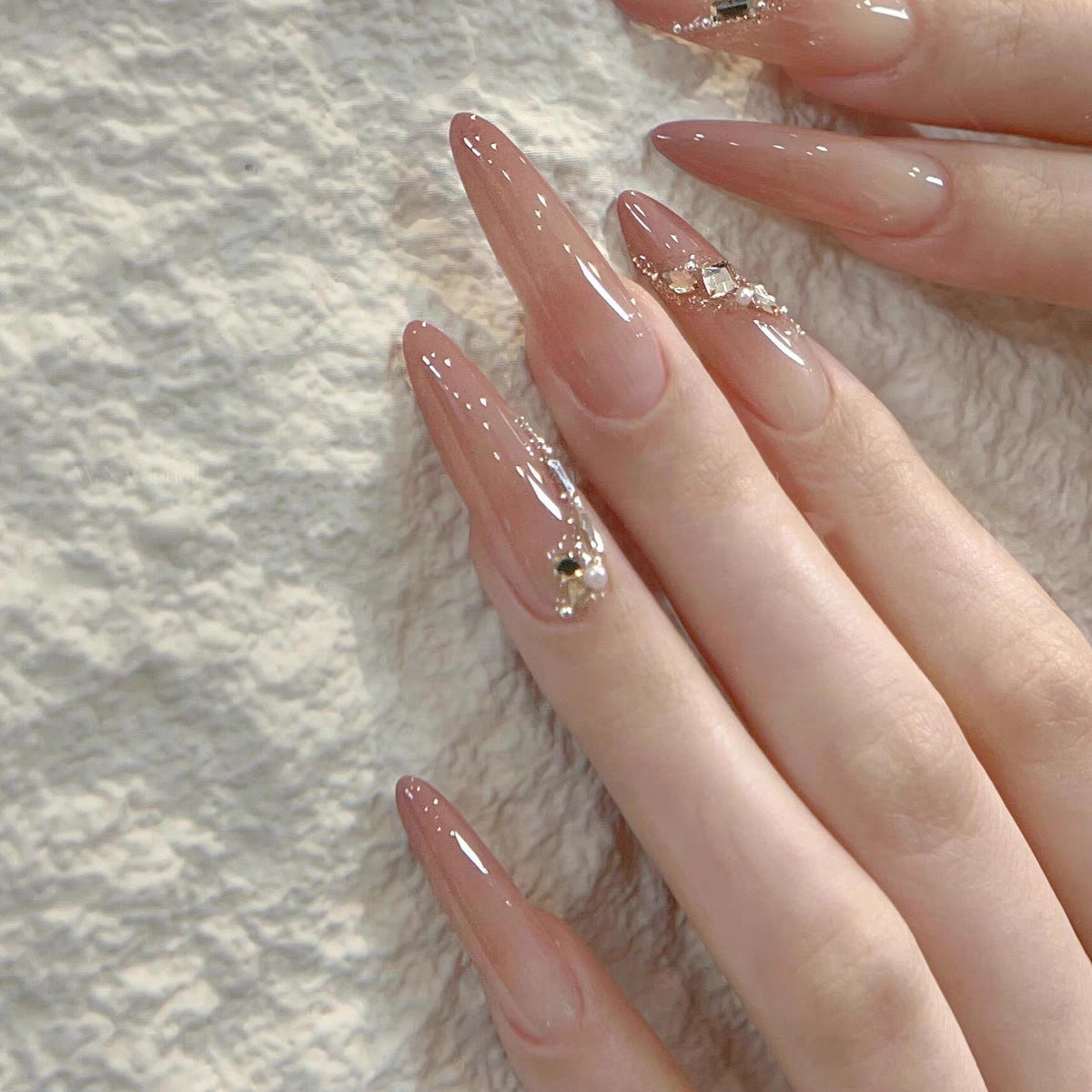 Siopsrl | Artistic Press-On Nail Set with Unique Bow and Heart Accents Siopsrl