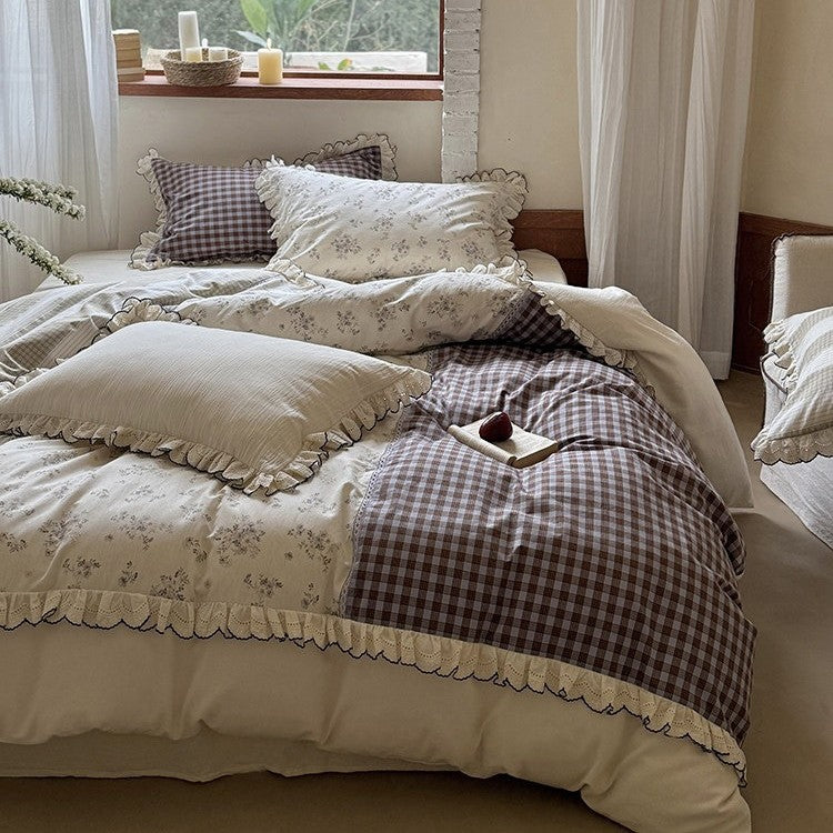 Patchwork bed set in vintage country style with ruffle and lace edge