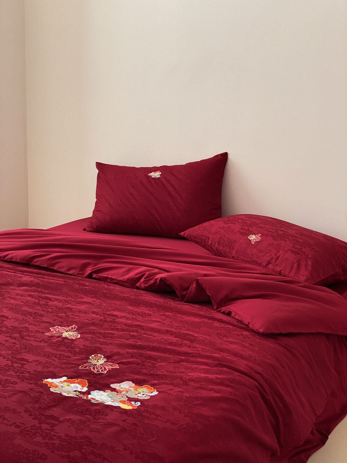 Premium bedding set made of Mako cotton satin with floral jacquard structure and embroidered applications Bowlift