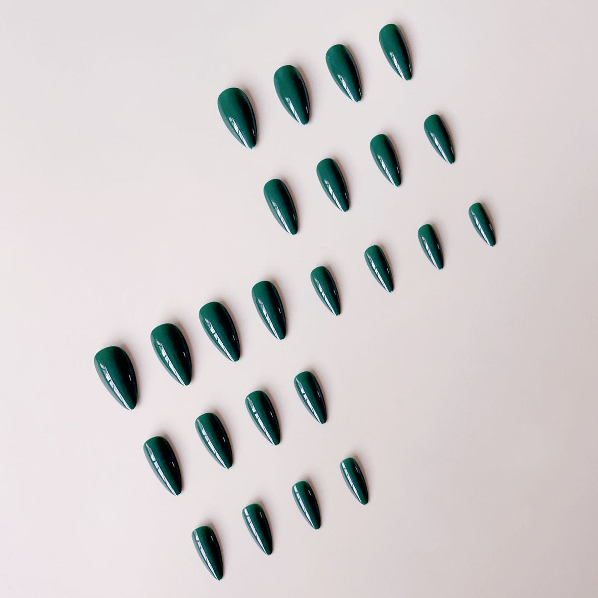 Siopsrl | Artificial nail set with elegant, shiny finish Siopsrl