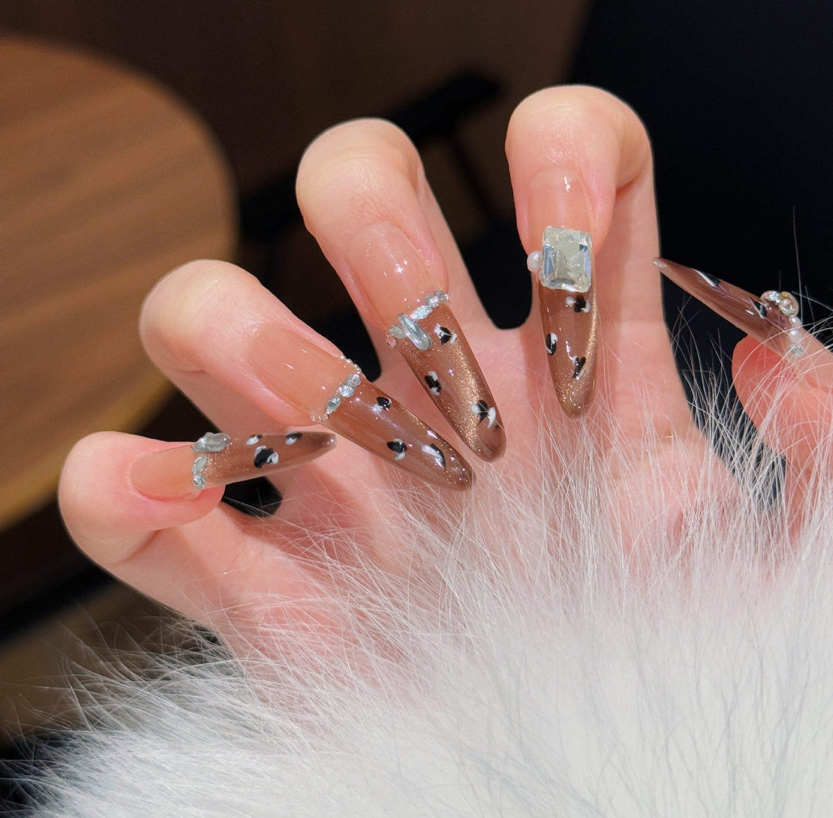 Siopsrl | Decorative Press-On Nails with Gem Accents Siopsrl