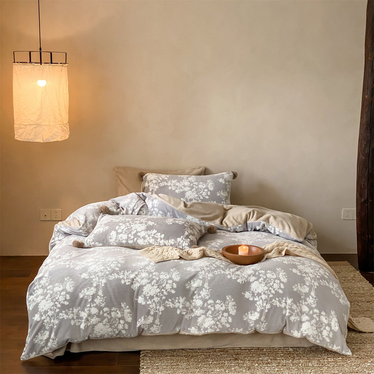 Cozy bedding set made of microfiber fleece with floral all-over design and pom-pom trim