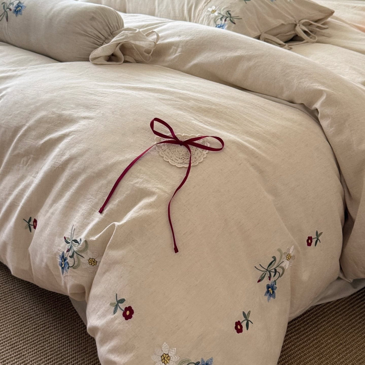 Bedding set made of linen look with floral embroidery and bow closure