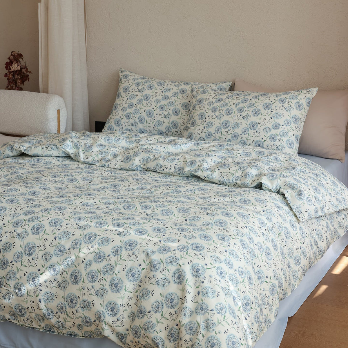 Cotton satin bedding set with fine watercolor floral pattern and soft touch