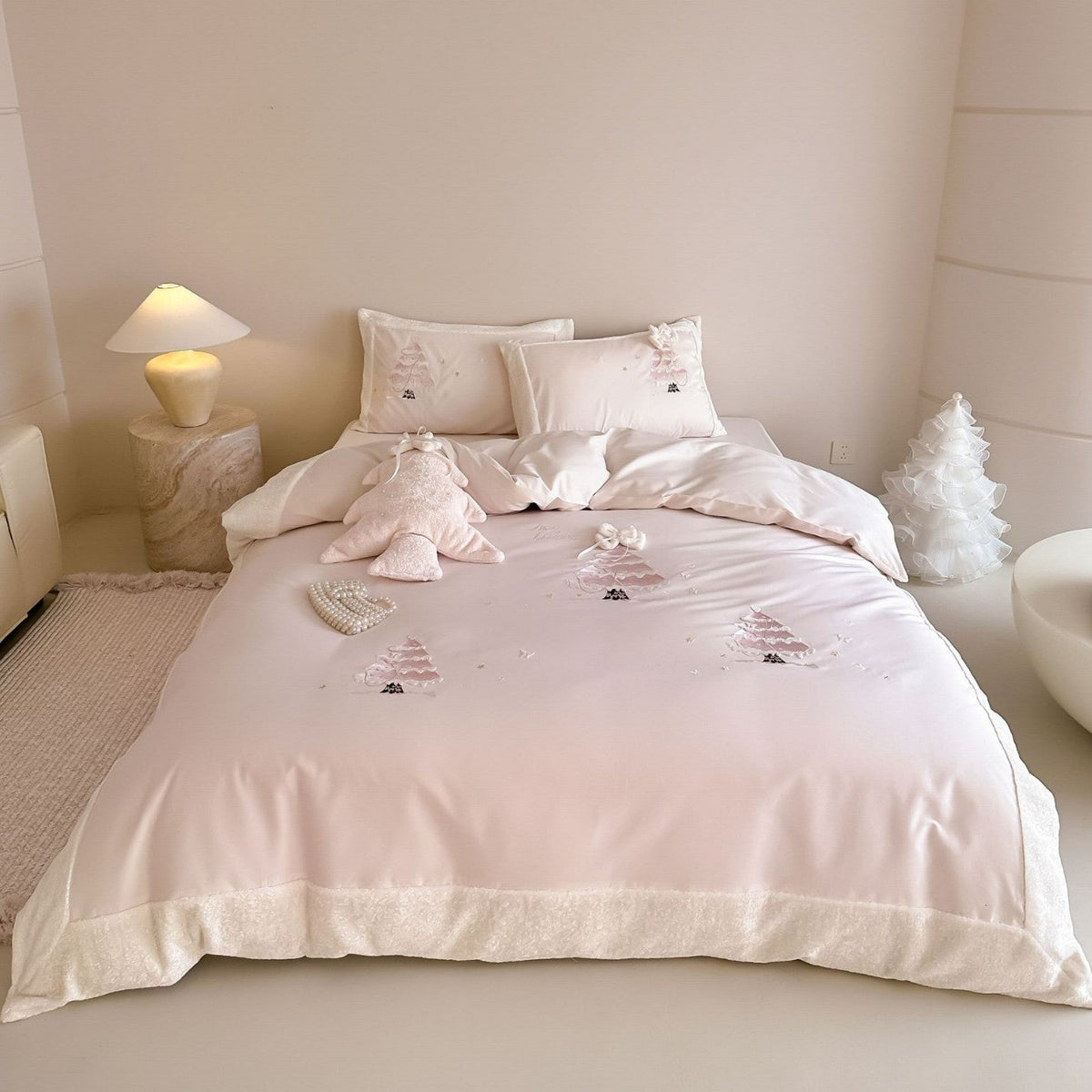 Cozy children's bedding set with 3D Christmas tree appliqué and velvet trim Bowlift