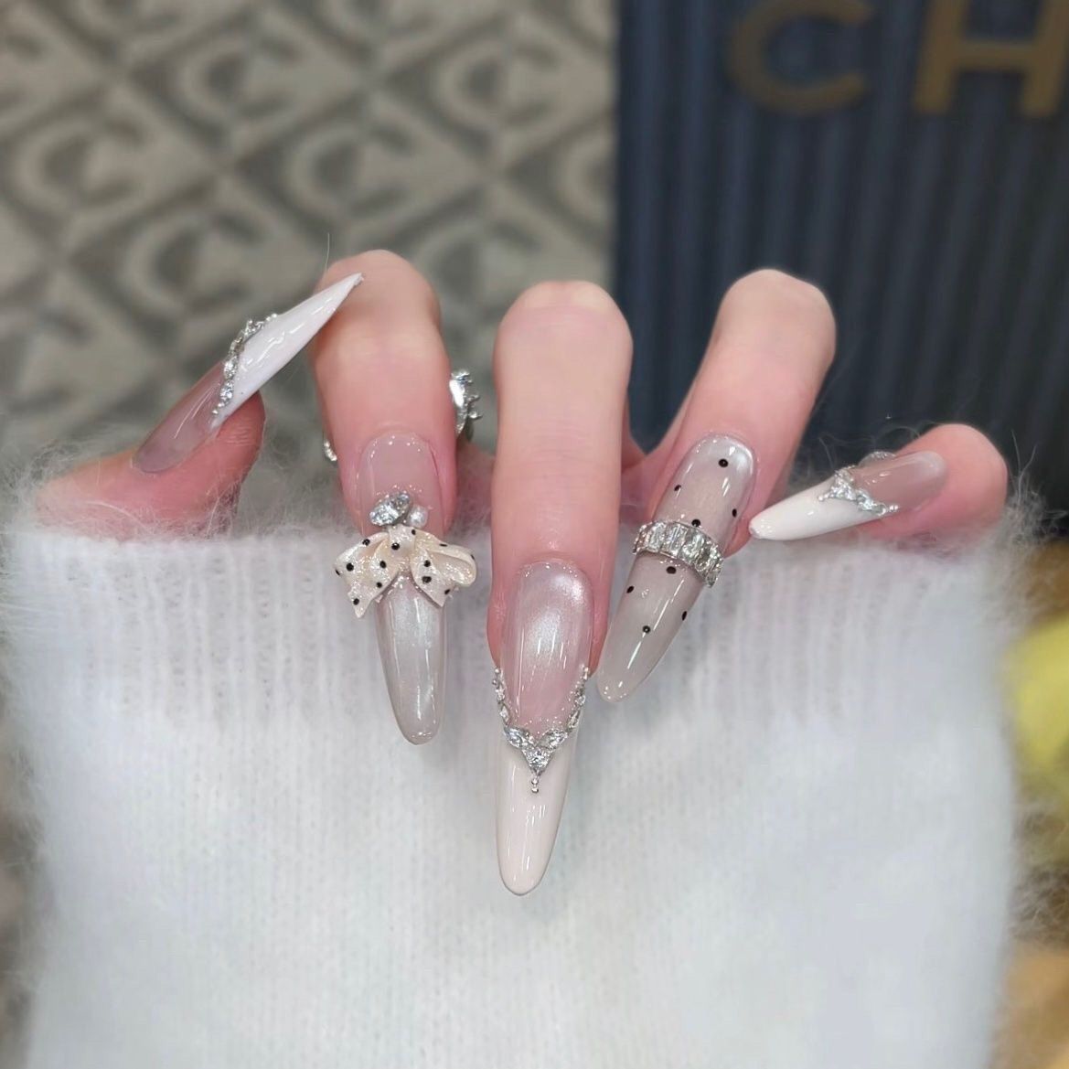 Siopsrl | Decorative Press-On Nails with Gem Accents Siopsrl