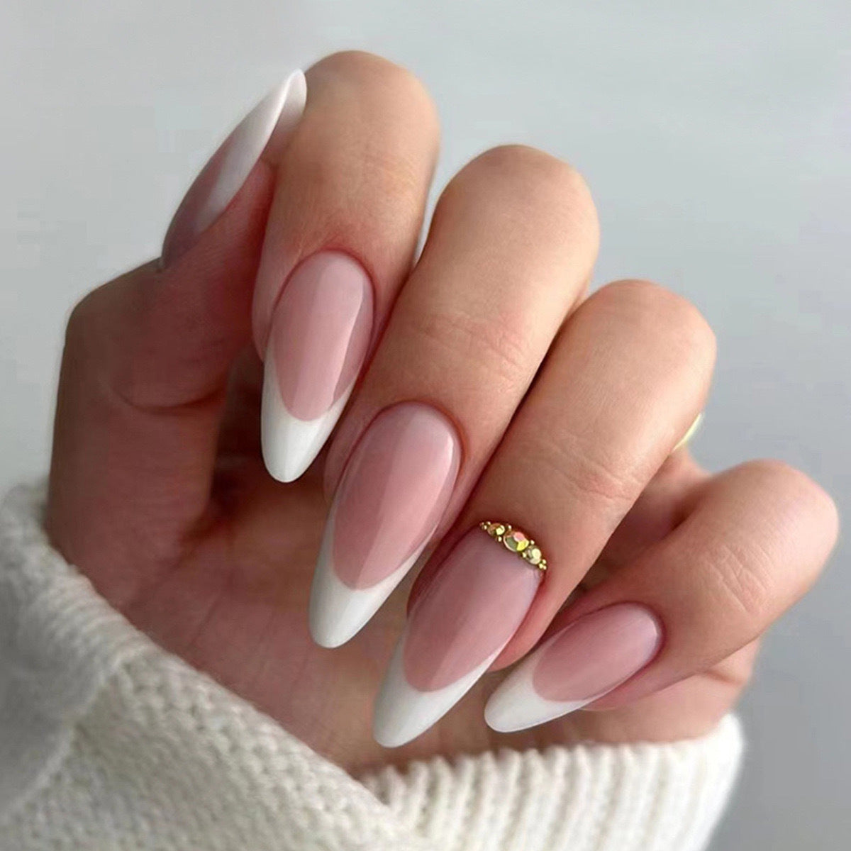 Siopsrl | Elegant artificial nails with stylish French design and glitter accents Siopsrl