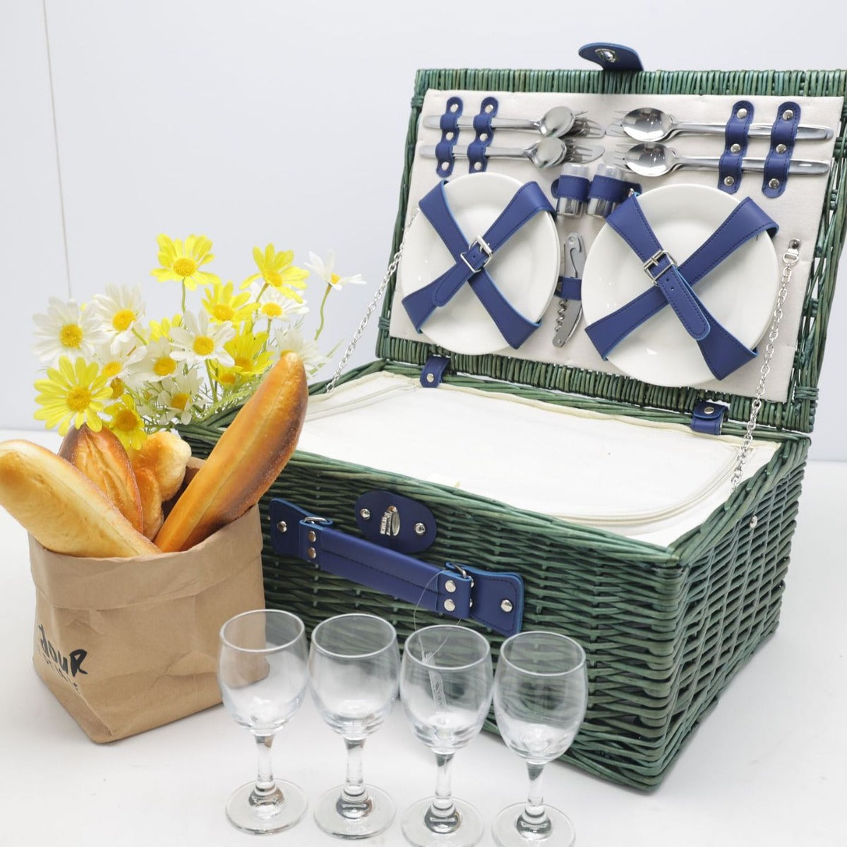 Ladies picnic basket with extensive equipment options and stylish interior lining Siopsrl