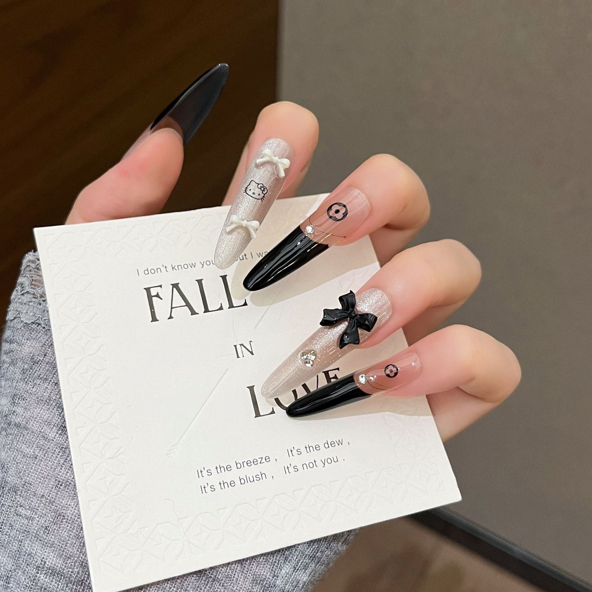 Siopsrl | Decorative Press-On Nails with Gem Accents Siopsrl