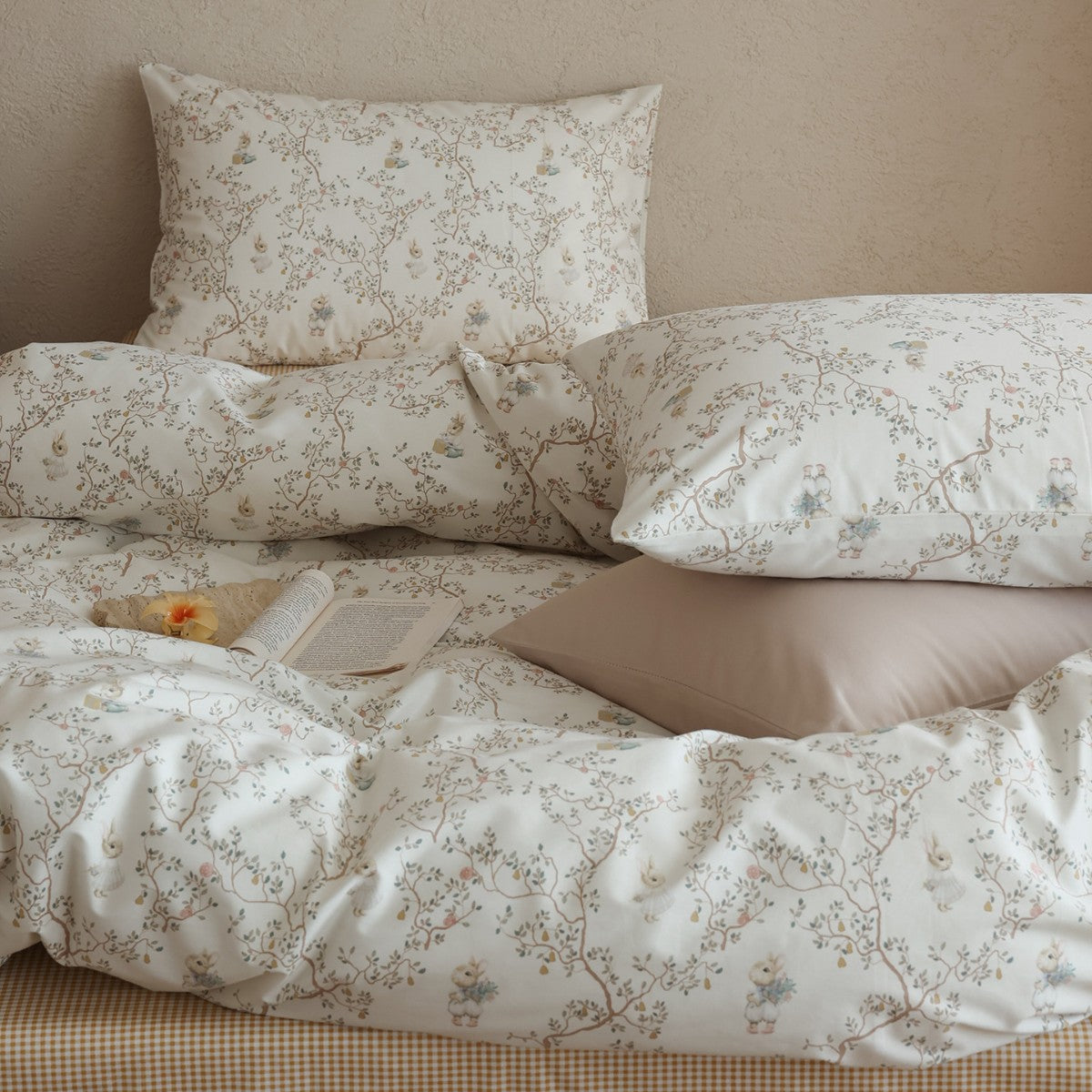 Cotton satin bedding set with fine watercolor floral pattern and soft touch