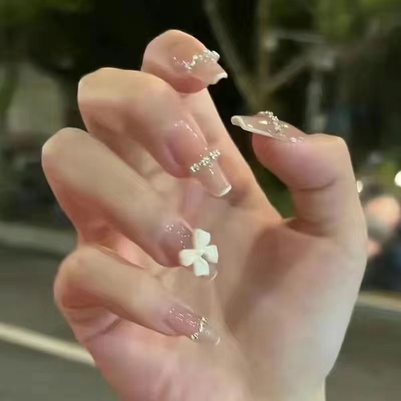 Siopsrl | Artificial nails with glamorous pearl details Siopsrl