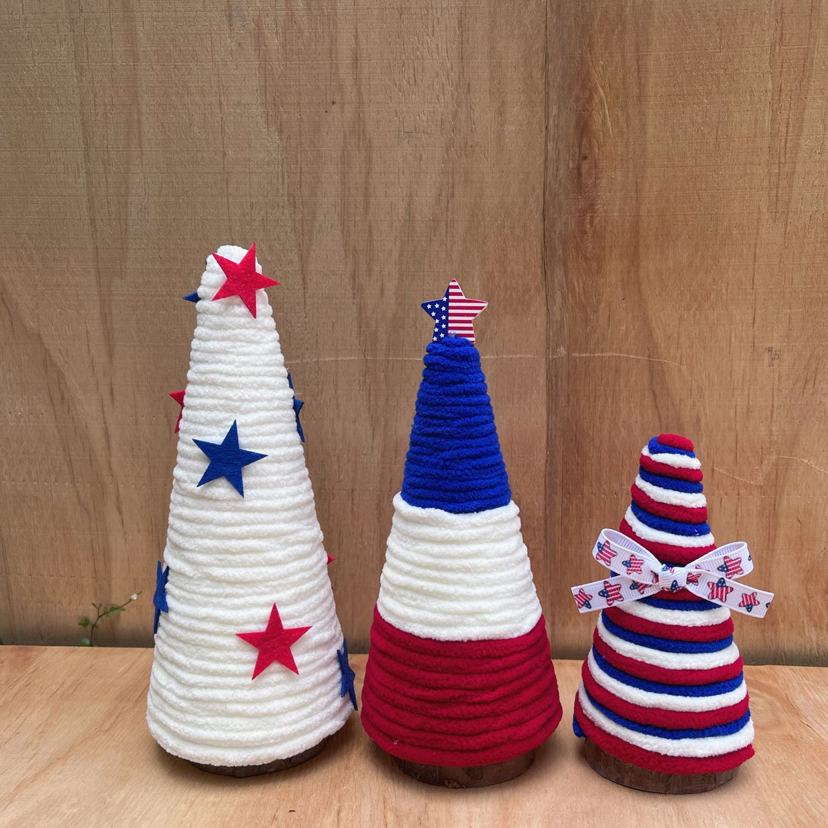 Siopsrl | Unisex decorative table figure crocheted tree made of yarn with wooden base and star tip Siopsrl