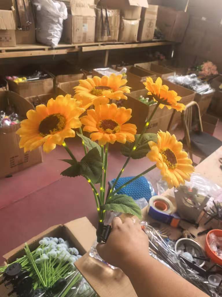 Lifelike Sunflower LED Garden Stake With Dusk-To-Dawn Sensor And Weatherproof Ground Spike Siopsrl
