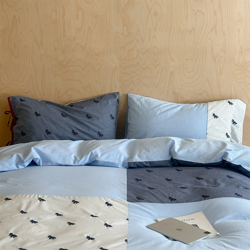 Bedding set made of cotton satin with embroidered horse appliqués and patchwork stripes