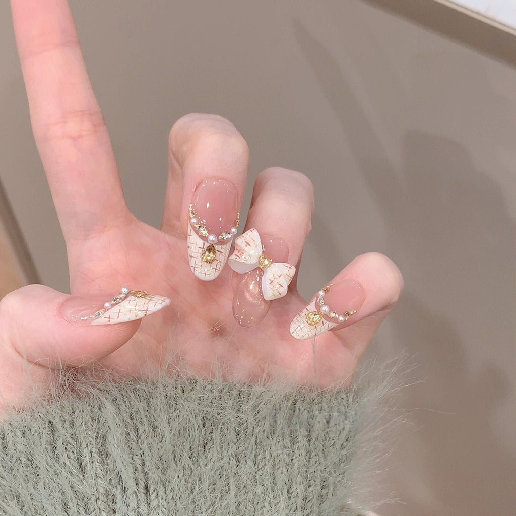 Siopsrl | Artificial nails with elegant accents and rhinestone embellishments Siopsrl