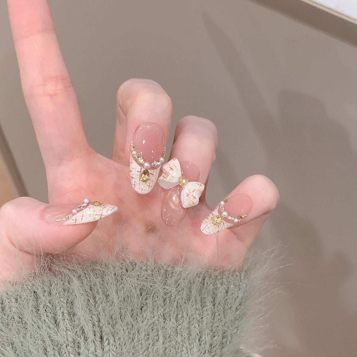 Siopsrl | Artificial nails with elegant accents and rhinestone embellishments Siopsrl