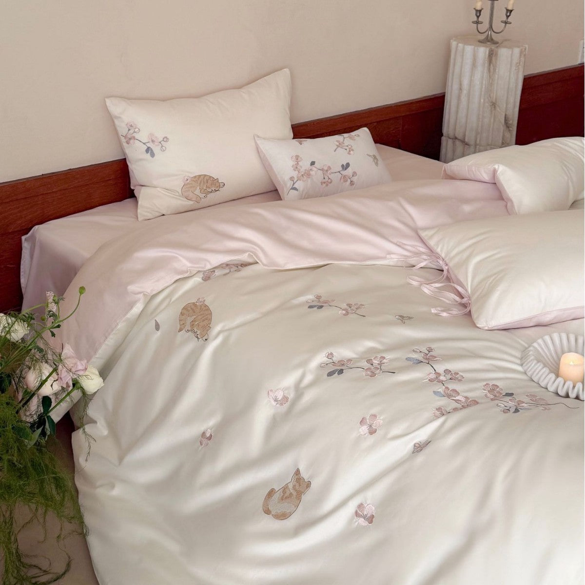 Elegant embroidered bedding set made of cotton satin with cat and flower motif Bowlift