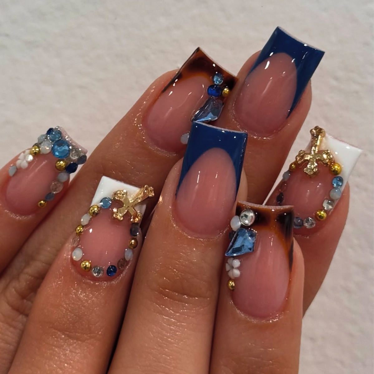 Siopsrl | Artful fingernails with elegant embellishments Siopsrl