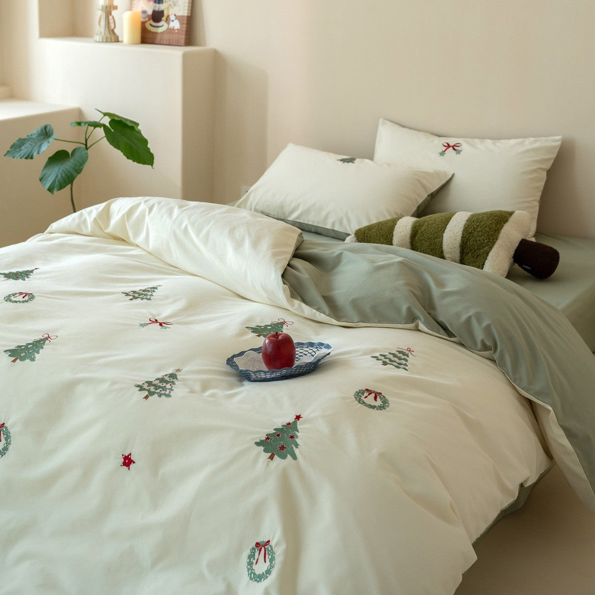 Embroidered cotton bedding set with Christmas tree and wreath emblems