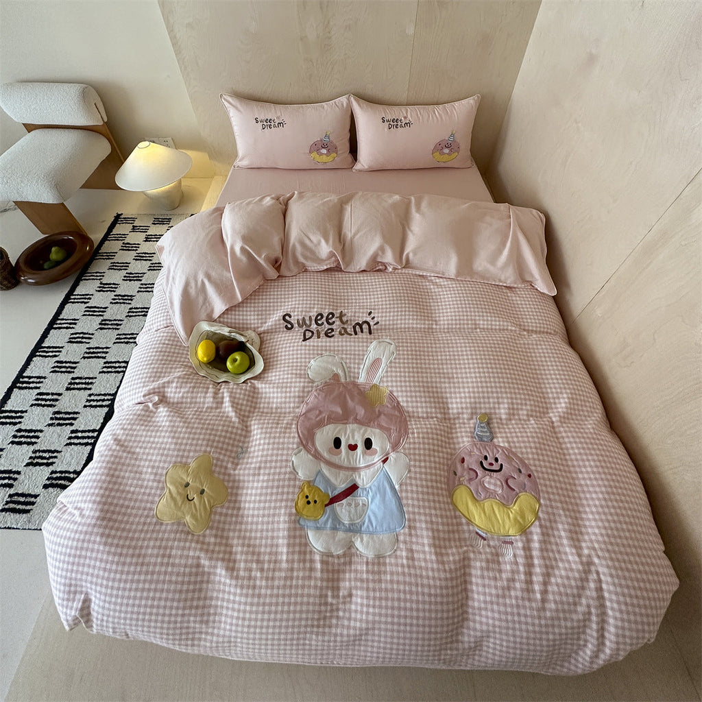 Children's duvet cover set with quilted gingham and cute appliqués