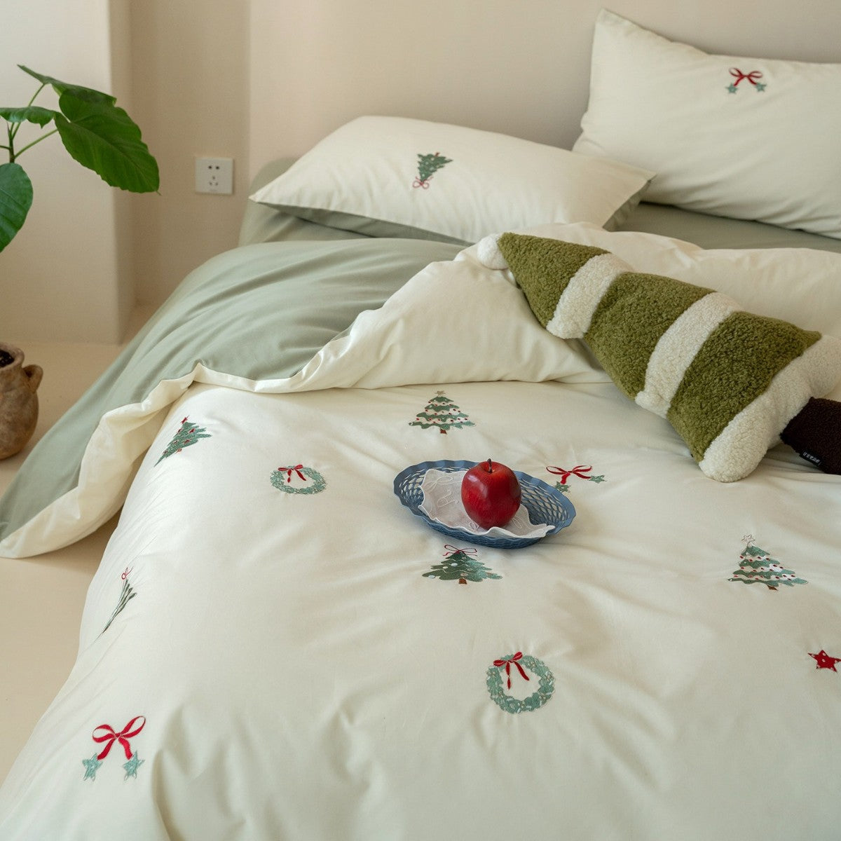 Embroidered cotton bedding set with Christmas tree and wreath emblems