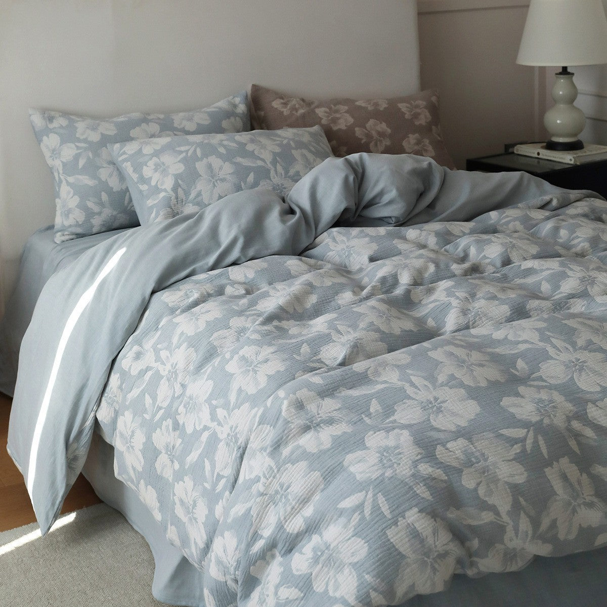 Luxurious cotton bedding set with quilted floral pattern