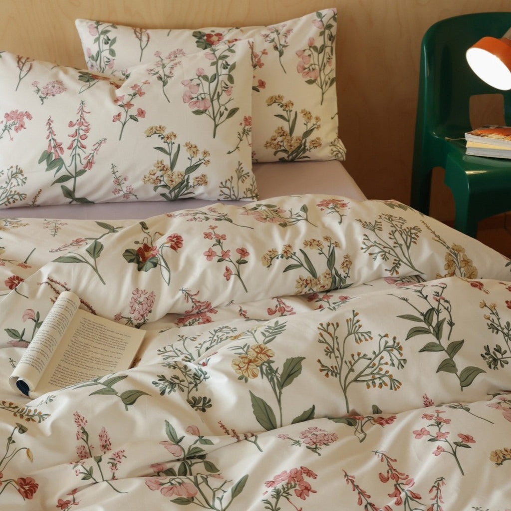 Cotton satin bedding set with fine check pattern and floral motifs