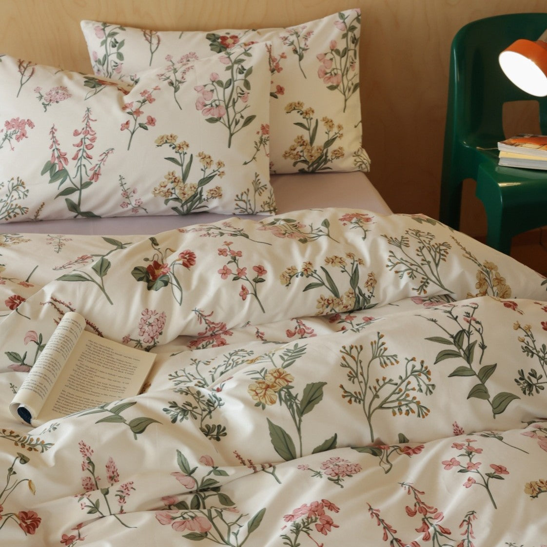 Cotton satin bedding set with fine check pattern and floral motifs