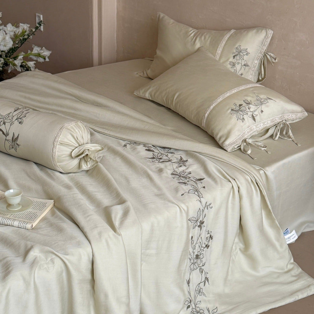 Elegant bedding set made of cotton satin with floral embroidered border and decorative roll cushion Bowlift