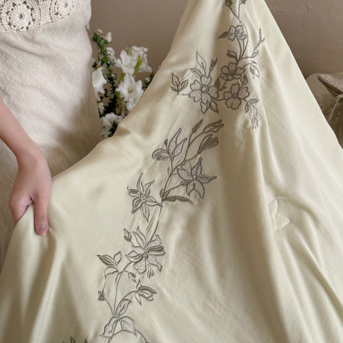 Elegant bedding set made of cotton satin with floral embroidered border and decorative roll cushion Bowlift