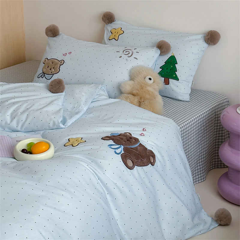 Children's bedding set made of cotton satin with 3D teddy appliqués and pom-pom corners