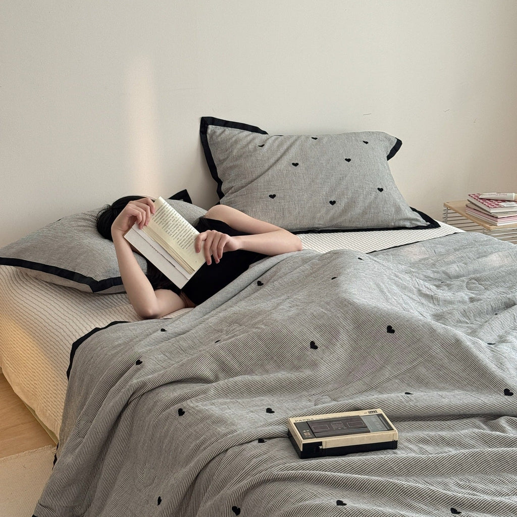 Quilted cotton bedspread set with heart motif and contrasting piping Bowlift