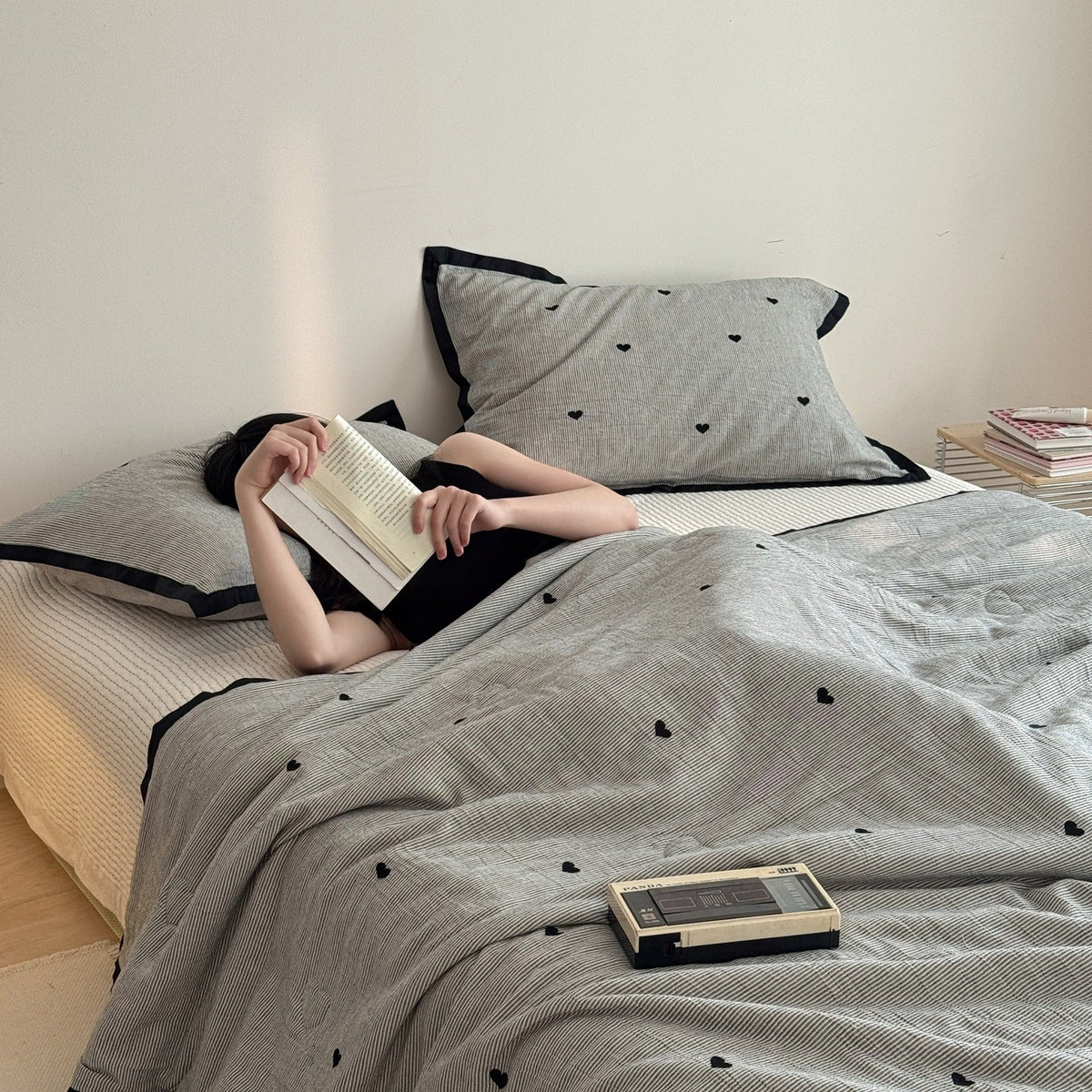 Quilted cotton bedspread set with heart motif and contrasting piping Bowlift