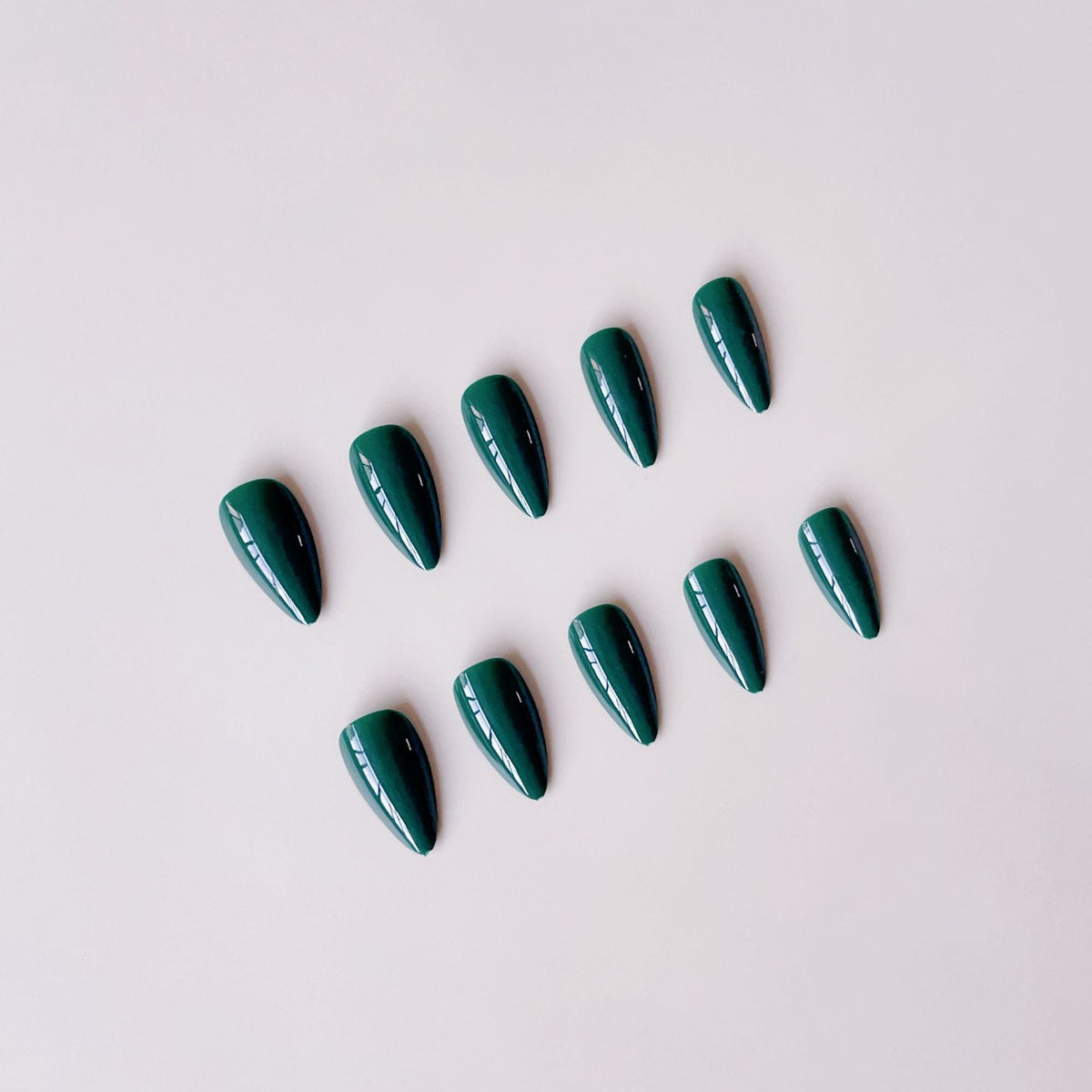 Siopsrl | Artificial nail set with elegant, shiny finish Siopsrl