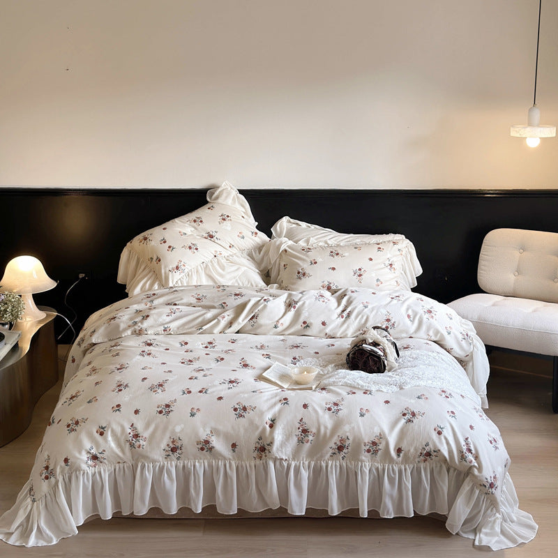 Bedding set with vintage rose print, ruffled hem and soft cotton percale