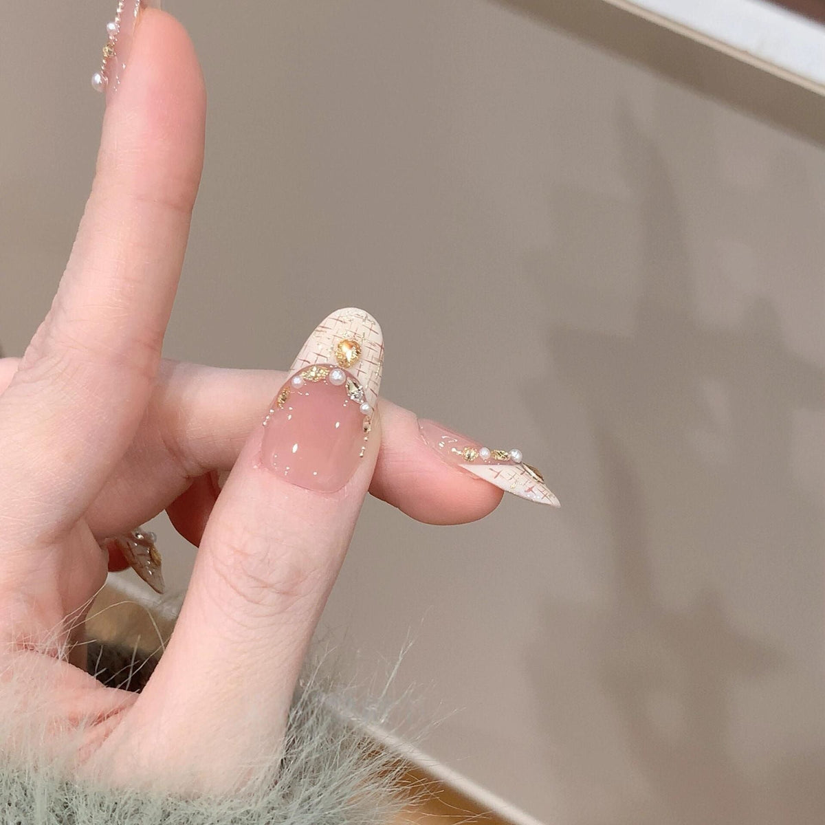 Siopsrl | Artificial nails with elegant accents and rhinestone embellishments Siopsrl