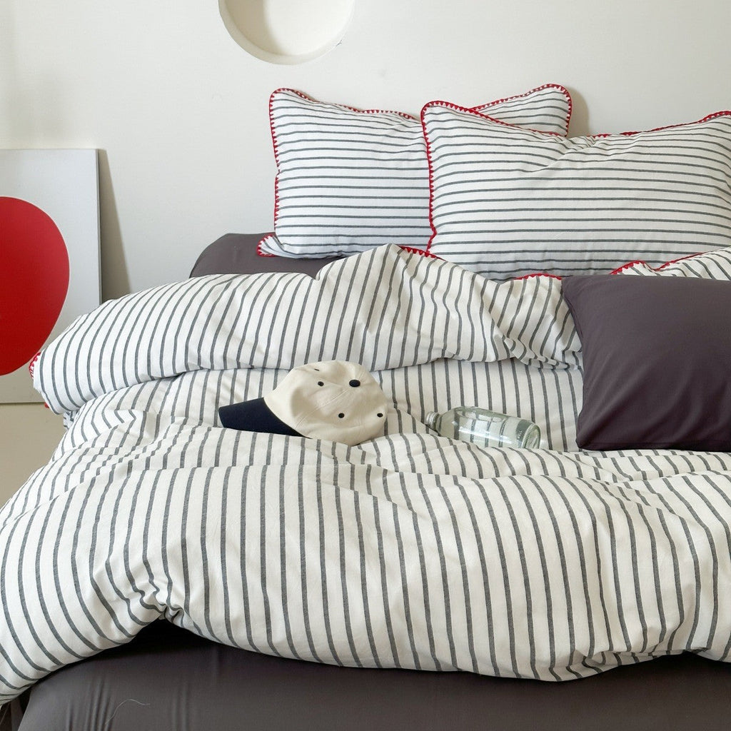 Striped cotton percale bedding set with contrasting decorative piping