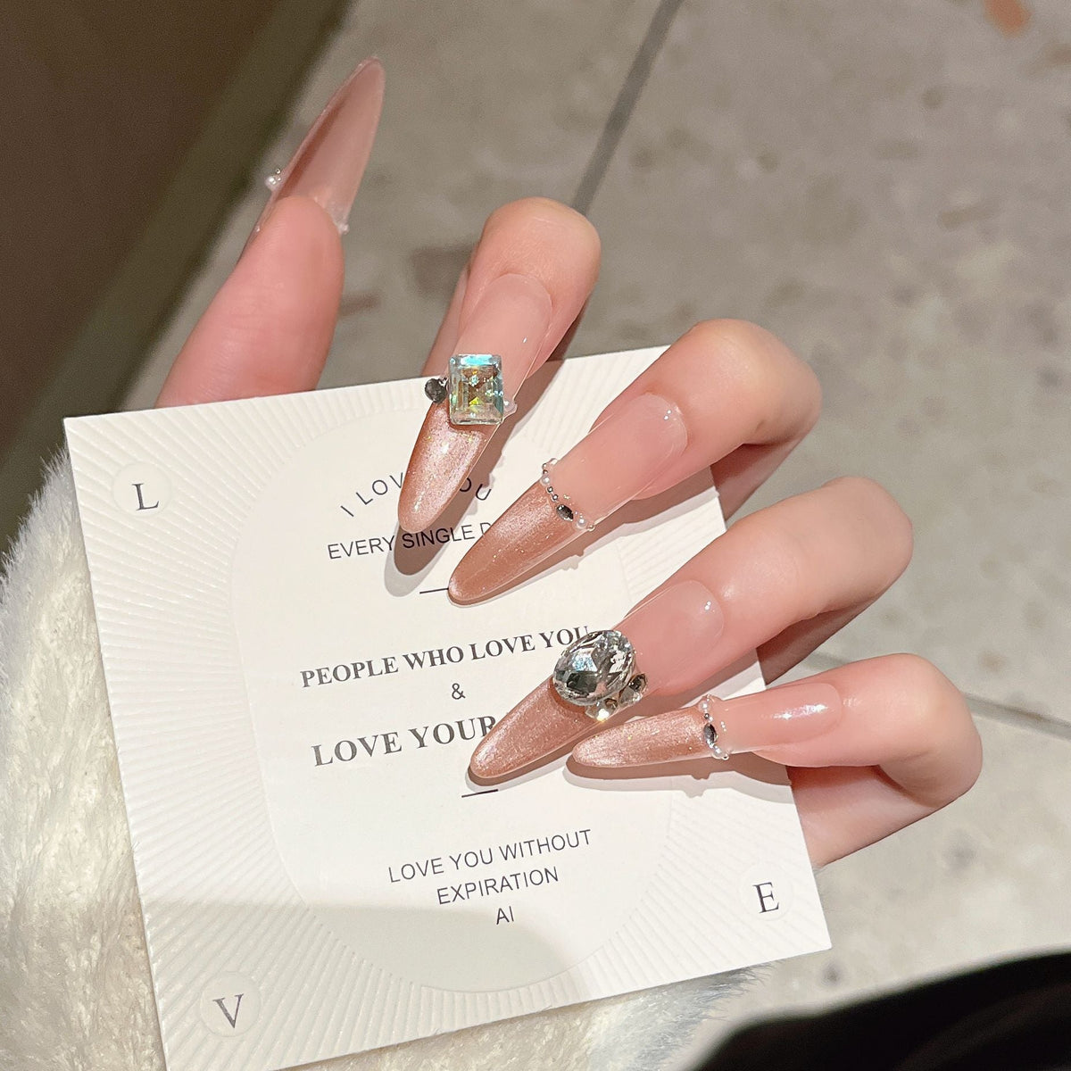 Siopsrl | Decorative Press-On Nails with Gem Accents Siopsrl