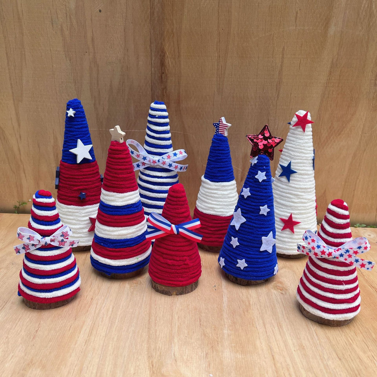 Siopsrl | Unisex decorative table figure crocheted tree made of yarn with wooden base and star tip Siopsrl