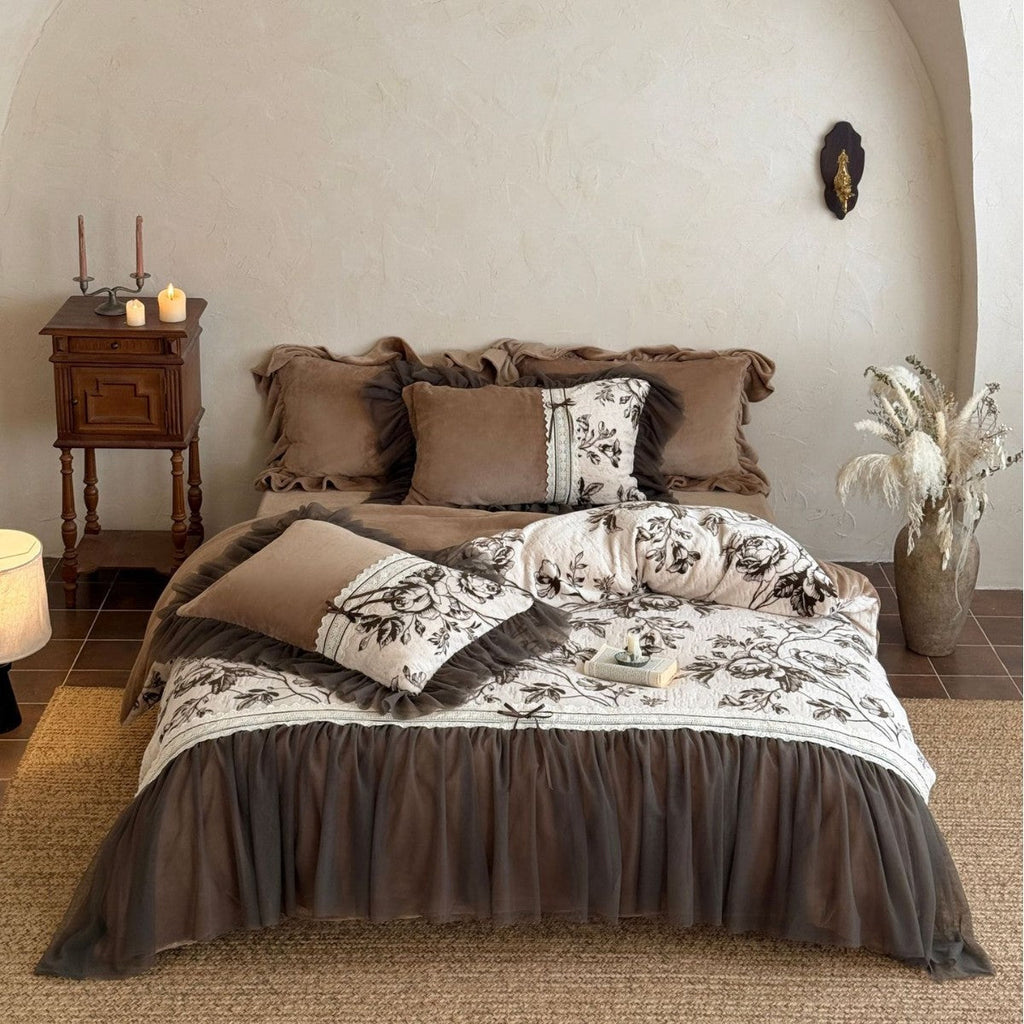 Quilted bedding set with floral pattern, tulle ruffle and decorative frills Bowlift