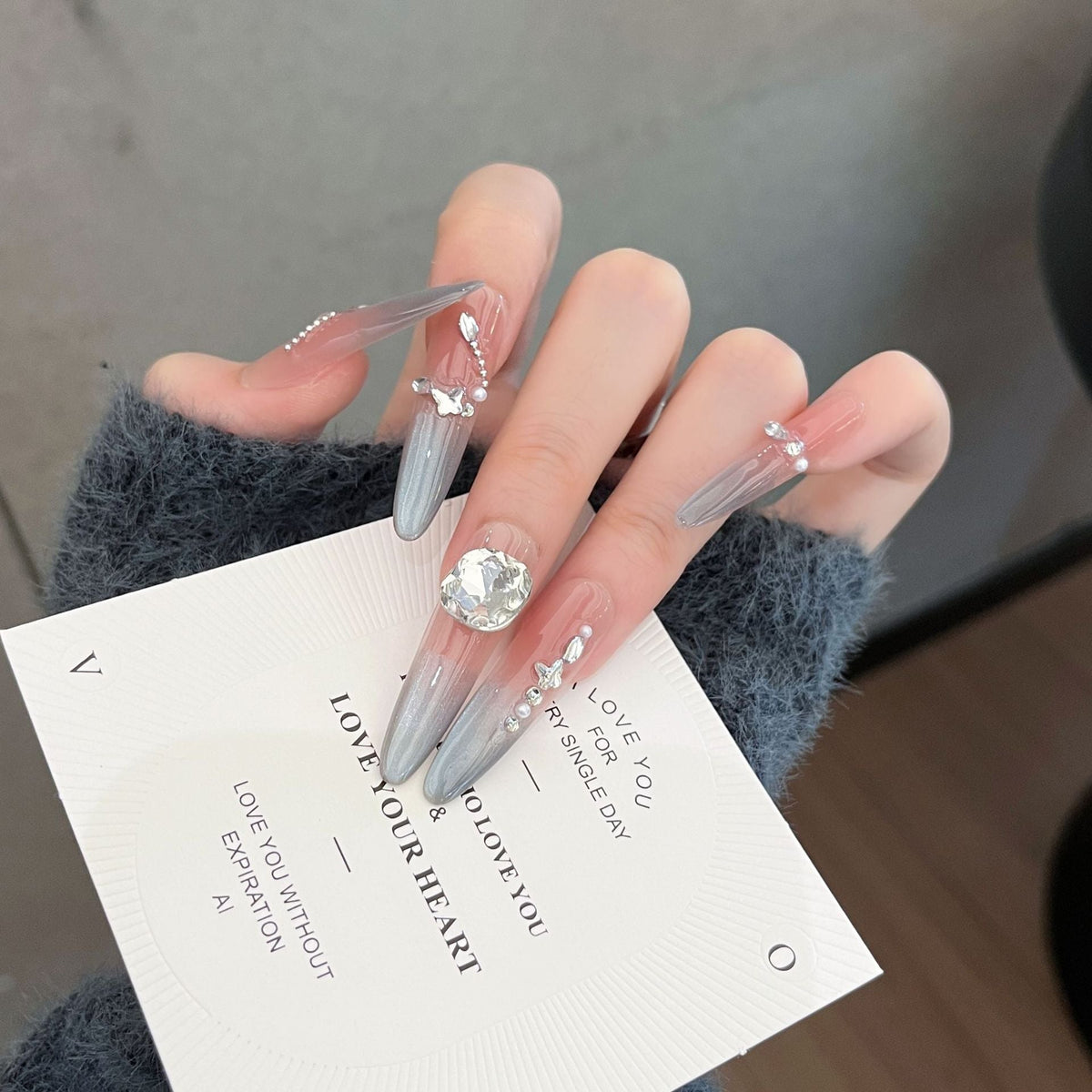 Siopsrl | Decorative Press-On Nails with Gem Accents Siopsrl